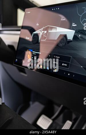 Elegantes Interieur des Tesla Cybertruck mit futuristischem Armaturenbrett Stockfoto