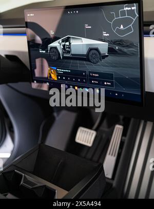 Elegantes Interieur des Tesla Cybertruck mit futuristischem Armaturenbrett Stockfoto