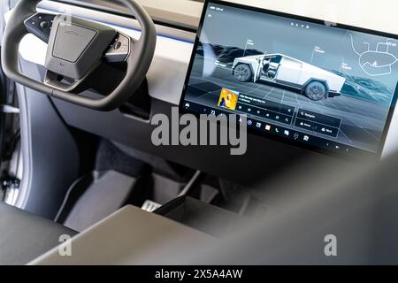 Elegantes Interieur des Tesla Cybertruck mit futuristischem Armaturenbrett Stockfoto