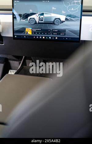 Elegantes Interieur des Tesla Cybertruck mit futuristischem Armaturenbrett Stockfoto