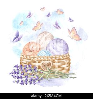 Lavendelzweigbällchen aus Garn im Korb Schmetterlinge fliegen Arrangement mit Wollfäden. Handgezeichnete Aquarellillustration. Isoliert Stockfoto