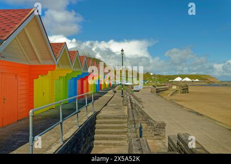 Luxuriöse farbige Strandhütten in Scarborough's North Bay in Yorkshire, England. Stockfoto