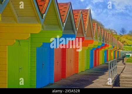 Luxuriöse farbige Strandhütten in Scarborough's North Bay in Yorkshire, England. Stockfoto