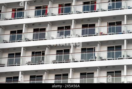 Teil eines Kreuzfahrtschiffs. Hütten mit Balkonen. Stockfoto