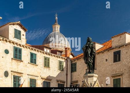 Ivan Gundulic Statue Ivan Gundulic Statue auf dem Gundulic Platz in Dubrovnik, Kroatien, Europa Denkmal des Dichters Ivan GunduliÄ auf dem GunduliÄ Platz in D Stockfoto