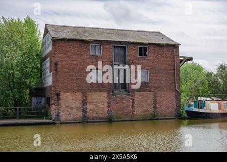 Altes und verlassenes Shropshire Union Canal Wharf Gebäude neben dem Ellesmere Arm des Llangollen Canal in Shropshire. Stockfoto