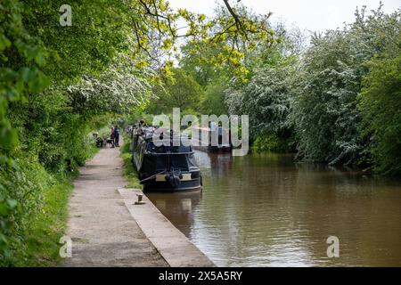 Ein Schmalboot, das nahe dem Eingang eines Yachthafens in der Nähe von Ellesmere in Shropshire liegt, umgeben von Bäumen und Büschen. Stockfoto