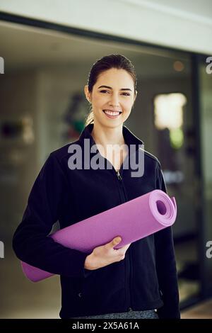 Gym, Klasse und Porträt der Frau mit Yogamatte für Training, Fitness und gesunde Routine. Pilates, Club und Mädchen mit Lächeln und Ausrüstung für Workout Stockfoto