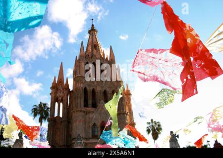 San Miguel de Allende, Guanajuato, Mexiko. Parroquia de San Miguel Arcángel. Hauptkirche in der Stadt, farbenfroh mit schwebendem Papierdekor Stockfoto