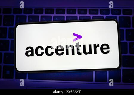 Das Firmenlogo von Accenture wird auf dem Mobilgerät angezeigt Stockfoto