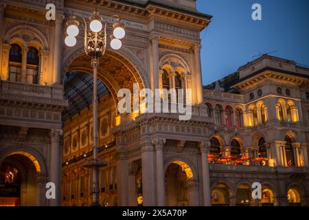 Galleria Vittorio Emmanuel II am Abend während Weihnachten - eine überdachte Einkaufsgalerie im Zentrum von Mailand, eine der ersten Arkaden Europas Stockfoto