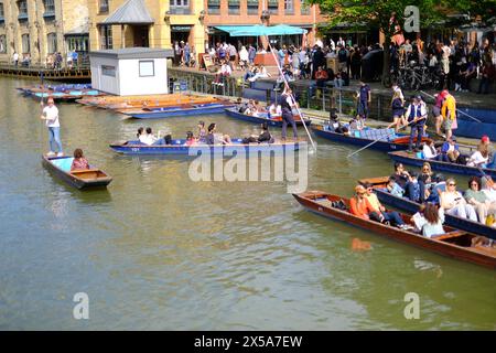 Touristen auf dem Fluss Cam in Cambridge UK, Punting. Stockfoto