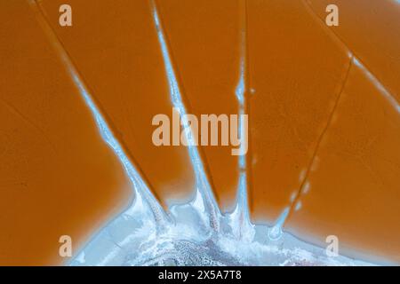 Diese Luftaufnahme fängt die abstrakte Schönheit der Salzlagunen in der Nähe von Toledo, Spanien, ein und hebt die einzigartigen Muster und Texturen hervor, die von Salzkristall gebildet werden Stockfoto