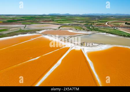 Ein atemberaubendes Luftbild, das die beeindruckenden Farben und Texturen der Salzlagunen in der Nähe von Toledo enthüllt und die Kunstfertigkeit der Natur zeigt Stockfoto