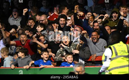 Crawley-Fans feiern ihr drittes Tor während der Sky Bet EFL League Two Play-offs, Halbfinalspiel der ersten Legs zwischen Crawley Town und MK Dons im Broadfield Stadium, Crawley, Großbritannien - 7. Mai 2024. Foto Simon Dack / Teleobjektive. Nur redaktionelle Verwendung. Kein Merchandising. Für Football Images gelten Einschränkungen für FA und Premier League, inc. Keine Internet-/Mobilnutzung ohne FAPL-Lizenz. Weitere Informationen erhalten Sie bei Football Dataco Stockfoto