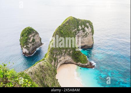 Atemberaubende Aussicht auf Kelingking Beach mit seinem türkisfarbenen Wasser und der markanten T-Rex-förmigen Klippe auf der Insel Nusa Penida in der Nähe von Bali Stockfoto