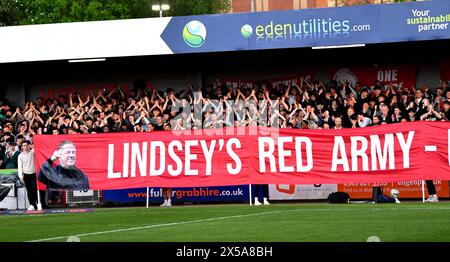 Crawley Fans hinter einem Banner von Trainer Scott Lindsey während der Sky Bet EFL League Two Play-offs Halbfinalspiel zwischen Crawley Town und MK Dons im Broadfield Stadium, Crawley, Großbritannien - 7. Mai 2024. Foto Simon Dack / Teleobjektive. Nur redaktionelle Verwendung. Kein Merchandising. Für Football Images gelten Einschränkungen für FA und Premier League, inc. Keine Internet-/Mobilnutzung ohne FAPL-Lizenz. Weitere Informationen erhalten Sie bei Football Dataco Stockfoto