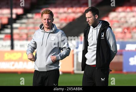 Mike Williamson, Cheftrainer von MK Dons (rechts) mit Dean Lewington vor dem Sky Bet EFL League Two Play-offs Halbfinale 1. Legs Spiel zwischen Crawley Town und MK Dons im Broadfield Stadium, Crawley, UK - 7. Mai 2024. Foto Simon Dack / Teleobjektive. Nur redaktionelle Verwendung. Kein Merchandising. Für Football Images gelten Einschränkungen für FA und Premier League, inc. Keine Internet-/Mobilnutzung ohne FAPL-Lizenz. Weitere Informationen erhalten Sie bei Football Dataco Stockfoto