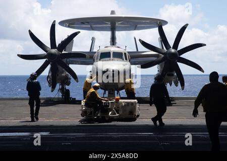 Eine E-2C Hawkeye von der Airborne Command-and-Control Squadron (VAW) 116 steigt auf einem Flugzeugaufzug auf dem Flugzeugträger USS George Wash der Nimitz-Klasse ab Stockfoto