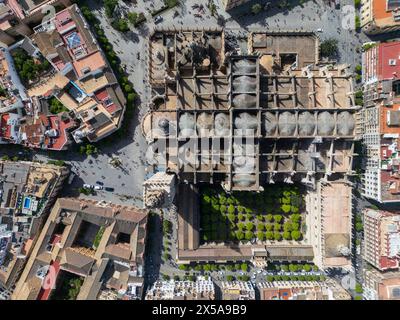 Dieses Luftbild zeigt Sevillas ikonische Kathedrale mit La Giralda und der berühmten Stierkampfarena La Maestranza, eingebettet am Fluss Guadalquivir Stockfoto