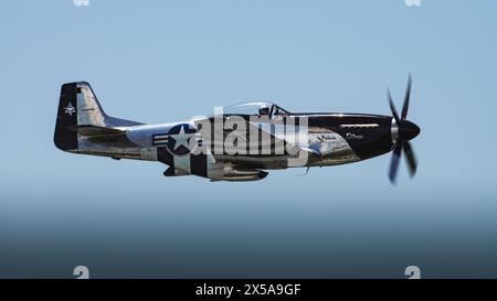 Die „Quick Silver“ P-51D Mustang mit dem Piloten Scott „Scooter“ Yoak fliegt während der Gulf Coast Salute Air Show 2024 in Panama CI über den Golf von Mexiko Stockfoto