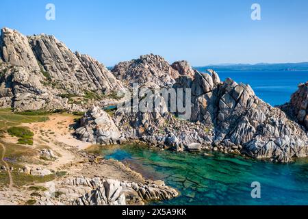 Luftaufnahme der spektakulären felsigen Küste in Sardinien, Italien, mit türkisfarbenem Wasser auf zerklüftete Klippen, das Mondtal Stockfoto
