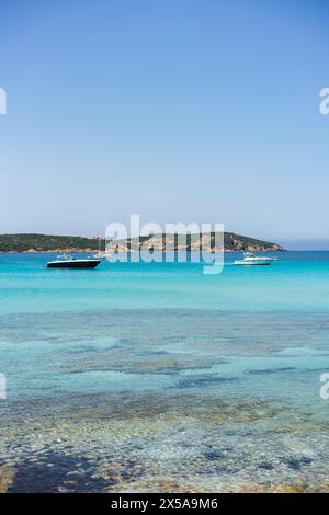 Kristallklares türkisfarbenes Wasser mit Freizeitbooten vor der Küste Sardiniens, die an ein ruhiges, luxuriöses Ambiente am Grande Pevero Beach erinnern Stockfoto