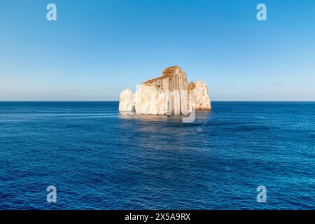 Majestätische Felsklippen erheben sich aus dem tiefblauen Wasser des Mittelmeers vor der Küste Sardiniens, Italien, unter einem klaren Himmel, Pan di Zucchero isl Stockfoto