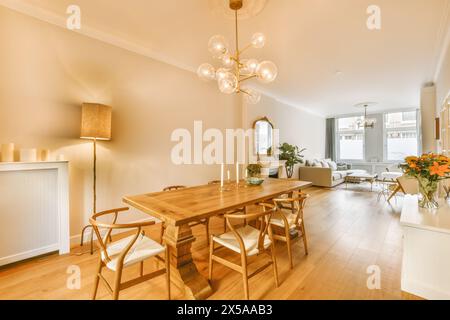 Elegante Einrichtung eines geräumigen Ess- und Wohnzimmers mit moderner Einrichtung und viel Tageslicht. Stockfoto