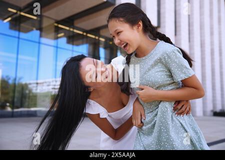 Umarmung zwischen Mutter und Tochter mit Autismusspektrum Stockfoto