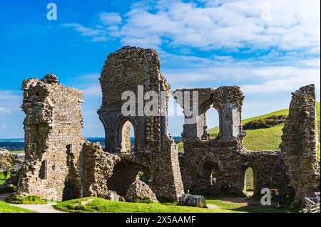 Die Ruinen von Corfe Castle in Corfe, Dorset an einem wunderschönen Apriltag mit blauem Himmel und hohen weißen Wolken Stockfoto