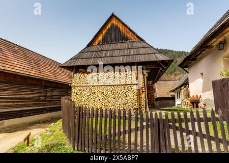 Vlkolinec, Slowakei - Monat Tag Jahr: 31. März 2024: UNESCO-Weltkulturerbe, altes hölzernes Dorf mit historischen Blockhäusern, volkstümliches Architekturreservat Stockfoto