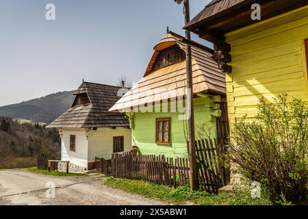 Vlkolinec, Slowakei - Monat Tag Jahr: 31. März 2024: UNESCO-Weltkulturerbe, altes hölzernes Dorf mit historischen Blockhäusern, volkstümliches Architekturreservat Stockfoto