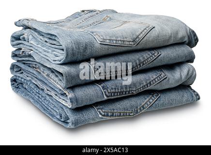 Ein Stapel gefalteter blauer Denim-Jeans, isoliert auf weißem Hintergrund Stockfoto