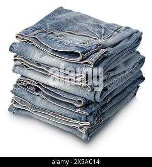 Ein Stapel gefalteter blauer Denim-Jeans, isoliert auf weißem Hintergrund Stockfoto