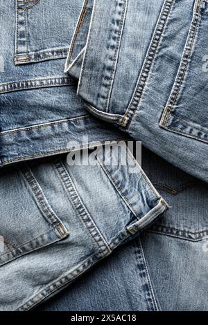 Gruppe alter Jeans, angeordnet als abstrakter blauer Textilinhalt, Nahaufnahme Stockfoto