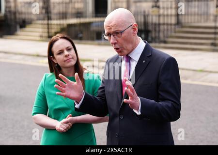 Kate Forbes und der neu ernannte erste schottische Minister John Swinney sprechen mit den Medien vor Bute House, Edinburgh. Bilddatum: Mittwoch, 8. Mai 2024. Stockfoto