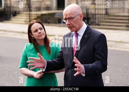 Kate Forbes und der neu ernannte erste schottische Minister John Swinney sprechen mit den Medien vor Bute House, Edinburgh. Bilddatum: Mittwoch, 8. Mai 2024. Stockfoto