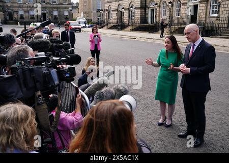 Kate Forbes und der neu ernannte erste schottische Minister John Swinney sprechen mit den Medien vor Bute House, Edinburgh. Bilddatum: Mittwoch, 8. Mai 2024. Stockfoto