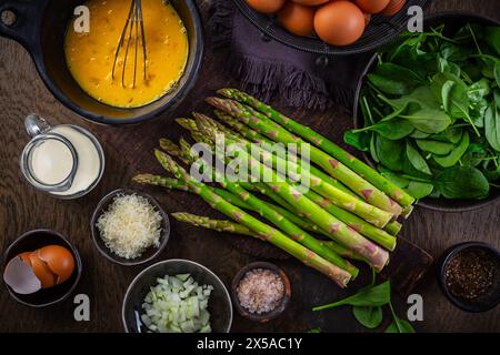 Zubereitung von gesundem Spargel und Spinat Omelett oder Frittata mit Zutaten Stockfoto