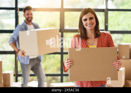 Bewegen, Boxen und begeisterte Paare im Porträt mit Glück für Immobilien, Investitionen und Chancen. Transport, Umzug und Frau mit Einpacken Stockfoto