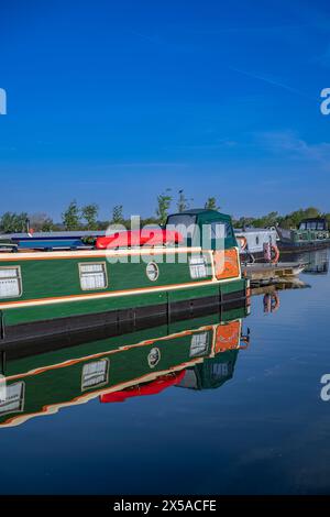 Dunchurch Pools Marina, Warwickshire, Oxford Canal – Schmalboote am Sommermorgen in ruhiger Umgebung vor einem klaren blauen Himmel Stockfoto