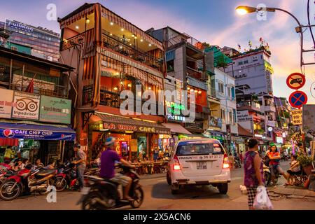 SAIGON, VIETNAM, Dec 17 2017, Sonnenuntergang in den Straßen von Saigon, Abends Straße mit Bars und Pubs im Zentrum von Ho Chi Minh Stadt. Stockfoto