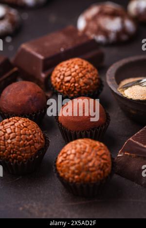 Hausgemachte Schokoladentrüffel mit Schokoladenstückchen Stockfoto