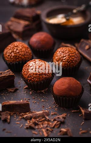 Hausgemachte Schokoladentrüffel mit Schokoladenstückchen Stockfoto