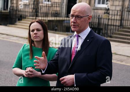 Kate Forbes und der neu ernannte erste schottische Minister John Swinney sprechen mit den Medien vor Bute House, Edinburgh, nachdem er sie als stellvertretender erster Minister ernannte, als er sein Kabinett zusammenstellte. Bilddatum: Mittwoch, 8. Mai 2024. Stockfoto