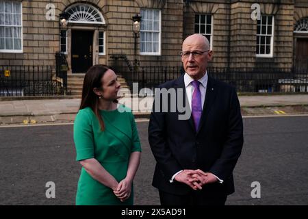 Kate Forbes und der neu ernannte erste schottische Minister John Swinney sprechen mit den Medien vor Bute House, Edinburgh, nachdem er sie als stellvertretender erster Minister ernannte, als er sein Kabinett zusammenstellte. Bilddatum: Mittwoch, 8. Mai 2024. Stockfoto