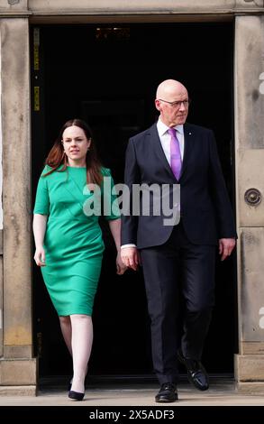 Kate Forbes und der neu ernannte erste schottische Minister John Swinney verlassen Bute House in Edinburgh, nachdem er sie als stellvertretender erster Minister ernannte, als er sein Kabinett zusammenstellte. Bilddatum: Mittwoch, 8. Mai 2024. Stockfoto