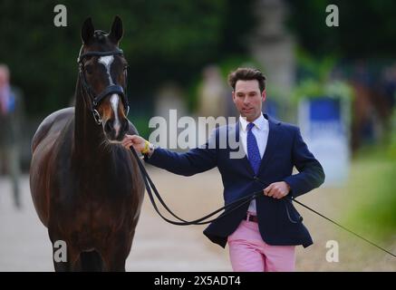 Cavalier Crystal und Harry Meade während der ersten Pferdeinspektion am ersten Tag der Badminton Horse Trials 2024 auf dem Badminton Estate, Gloucestershire. Bilddatum: Mittwoch, 8. Mai 2024. Stockfoto