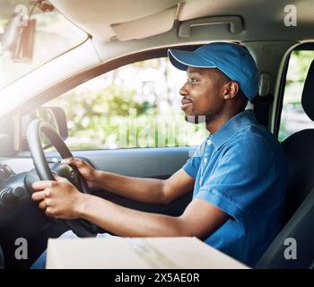 Lieferung, Black man and Box als Kurierdienst beim Transport von Fracht, E-Commerce oder Distribution. Männliche Person, Fahrzeug und online Stockfoto